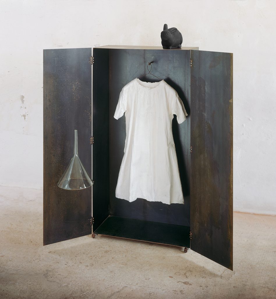 Untitled with a white dress (1999-2000). Iron, hand-made paper, pigment, glass, photo. 175 x 90 x 40 cm