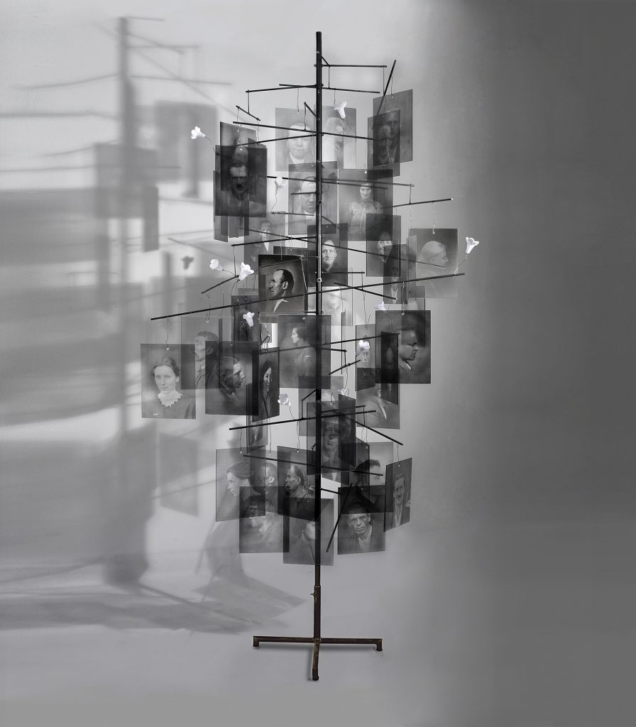 Albero dell’oblio (2005). Iron, image on glass, blown Murano glass flowers. 232 x 120 x 112 cm