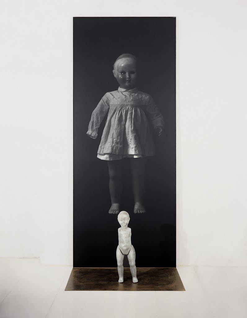 Bambola (2000). Iron, macrodevelopment of photographic image, hand-made paper, pigment. 310 x 127 x 90 cm