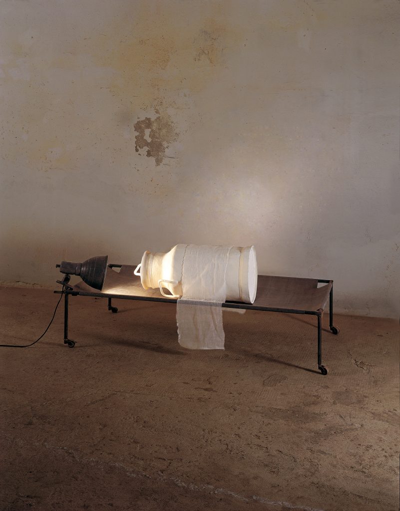 Bidone ammalato (1999-2000).  Iron, hand-made paper, pigment, light, led, gauze. 40 x 120 x 58 cm