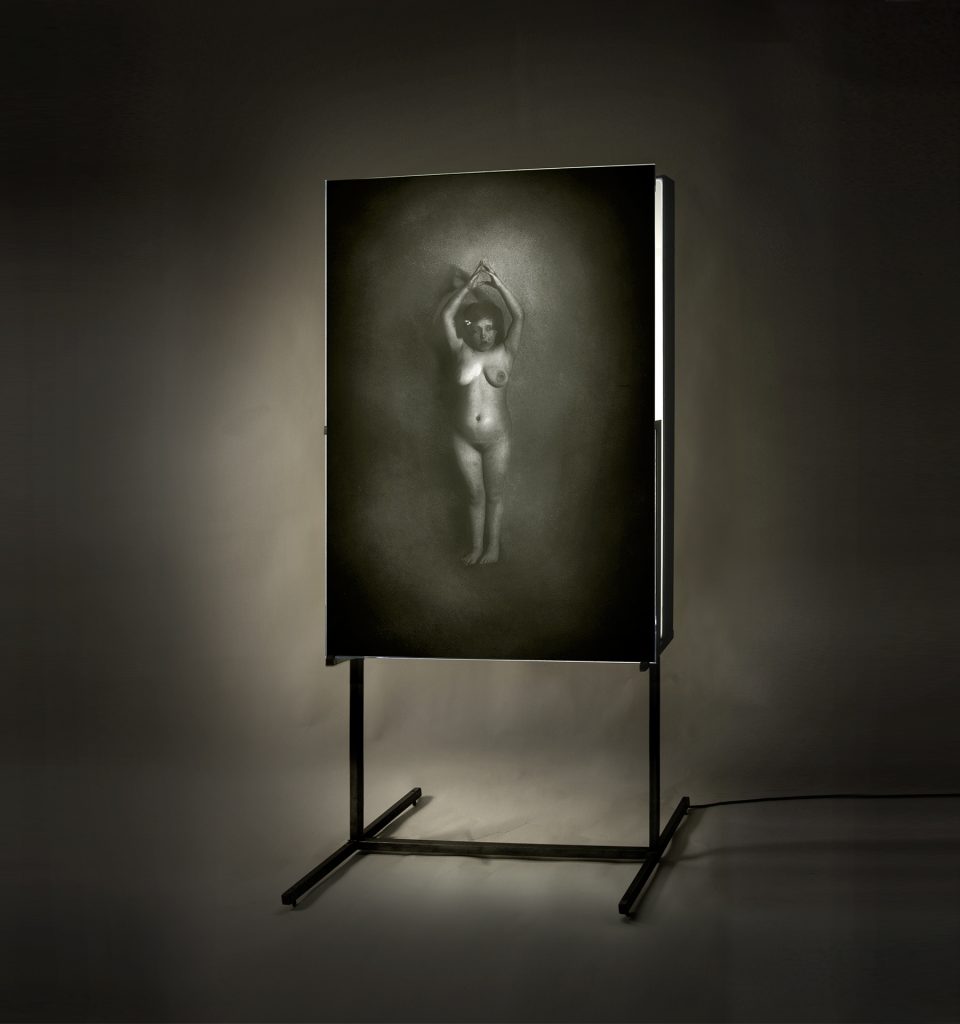 E il suo fiocco bianco... Emulsion on glass, light, iron. 225 x 110 x 60 cm