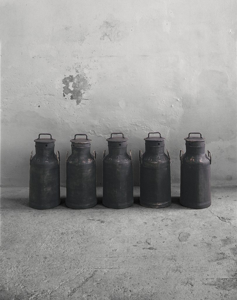 E la negra realtà nel negro del corvo (1999-2000). Hand-made paper, pigment. 75 x 180 x 35 cm