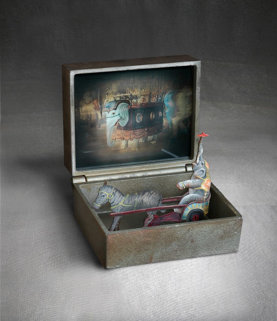 Elefantino. Cast iron, glass, paper, painting. 28 x 25 x 22 cm