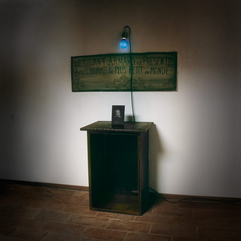 Le geant Armand est presente avec l'homme le plus petit du monde (1995). Iron, photo, painting, blue light. 130 x 85 x 39 cm