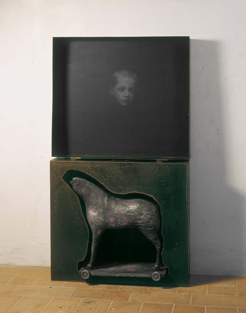Little horse with pink daisies (1991). Iron, macrodevelopment of photographic image, hand-made paper, pigment. 145 x 75 x 17 cm (in vertical position)