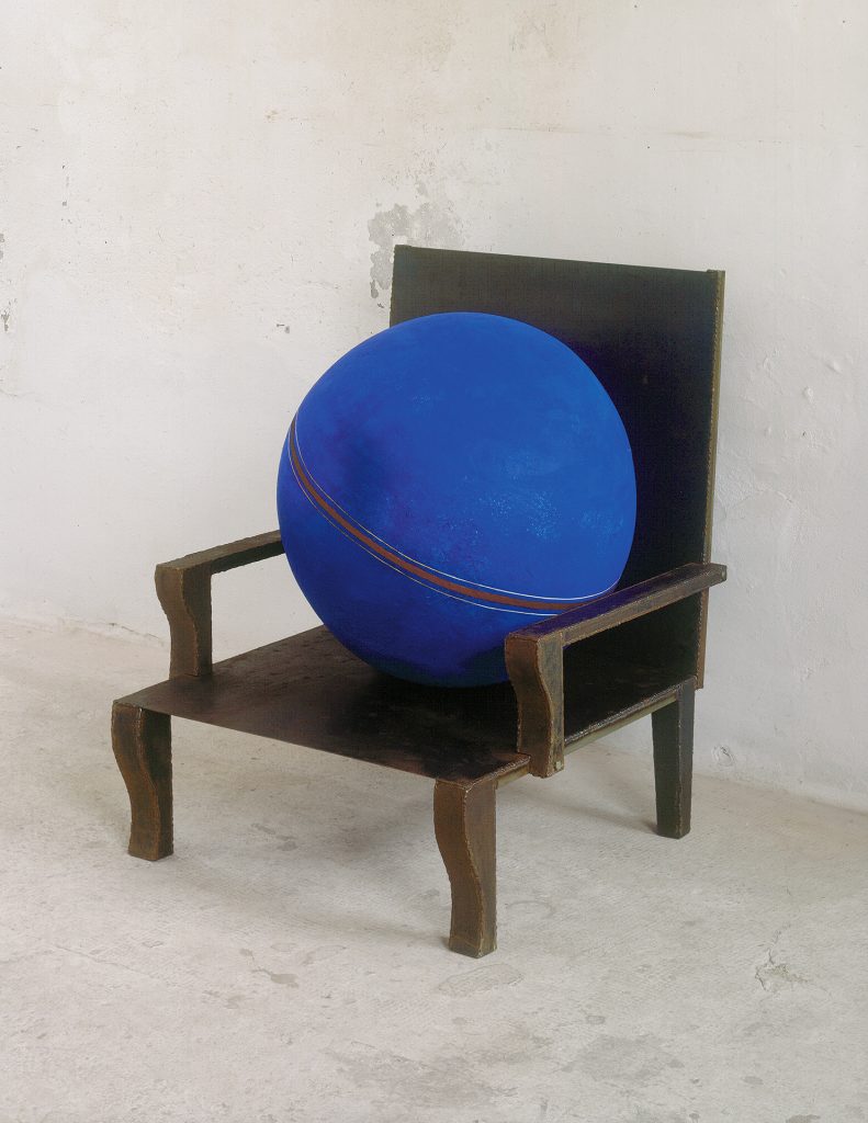 Poltrona con la palla blue (1999). Iron, hand-made paper, pigment. Collection of Gottesman family.