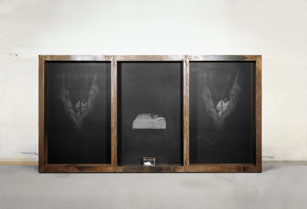 Untitled (butcher)(1992). Iron, macrodevelopment of photographic image, gauze. 165 x 380 x 17 cm