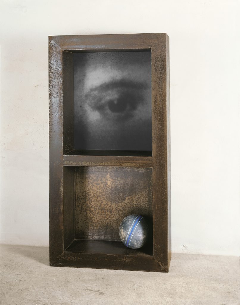 Untitled with a ball (1999). Iron, macrodevelopment of photographic image, hand-made paper, pigment. 153 x 80 x 30 cm