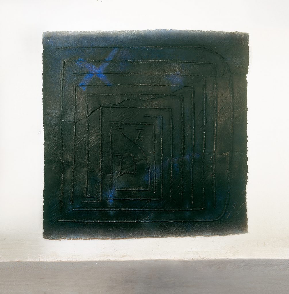 Labirinto nero (1989). Carta fatta a mano, rilievo, pigmento. Collezione di Aschaffenburg Museum of Art, Germania. 200 x 200 cm